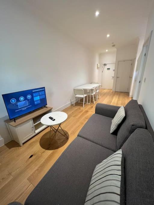 Cozy Modern Apartment In Croydon Central Экстерьер фото