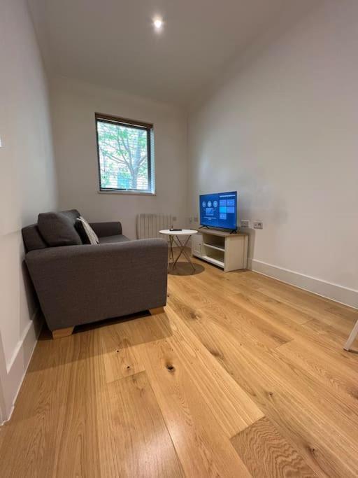 Cozy Modern Apartment In Croydon Central Экстерьер фото