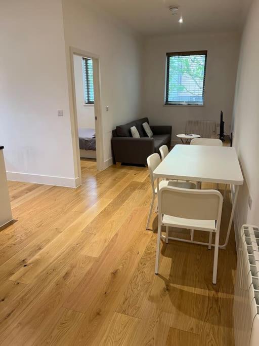 Cozy Modern Apartment In Croydon Central Экстерьер фото